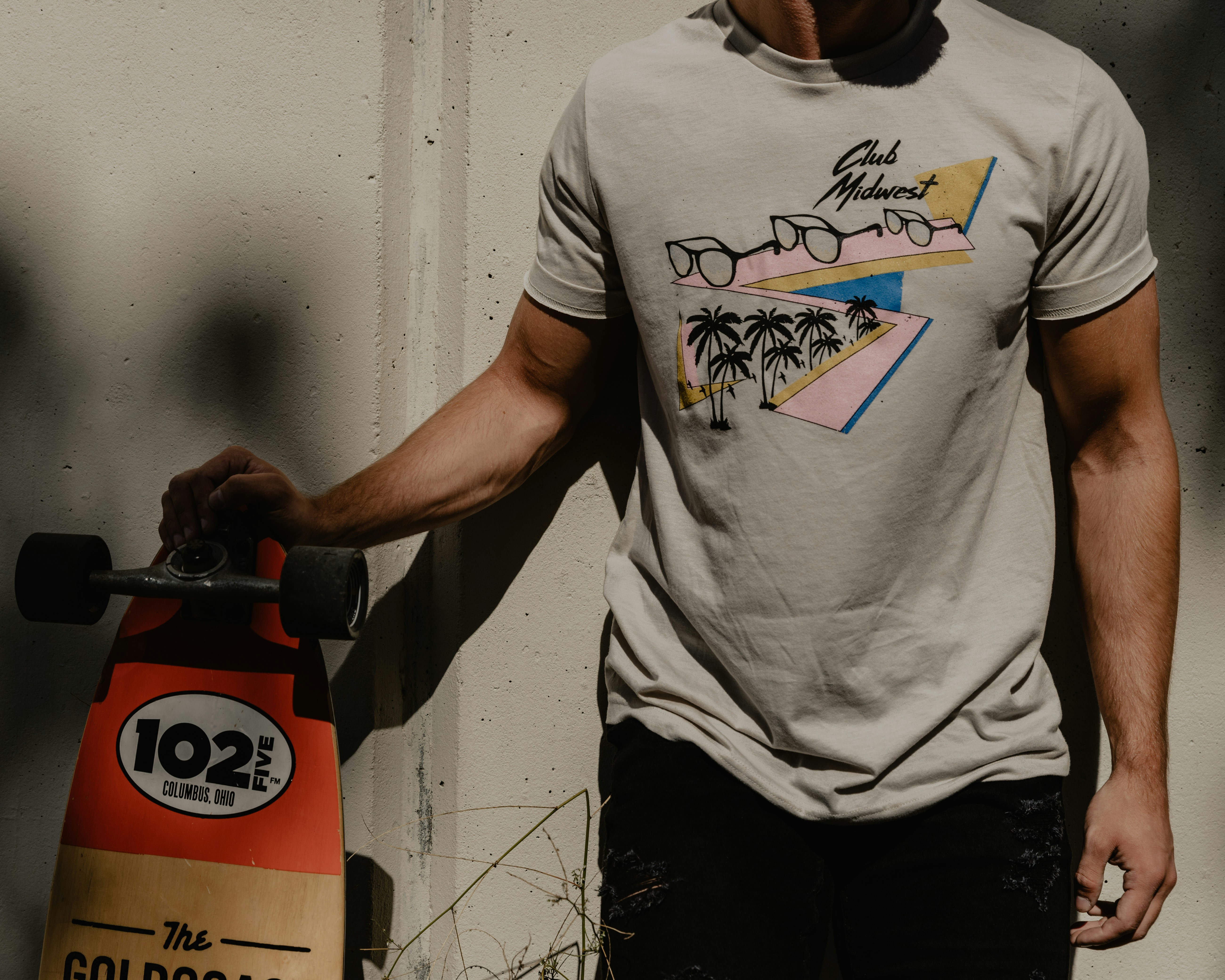 Hombre con camiseta blanca de cuello redondo y pantalón negro