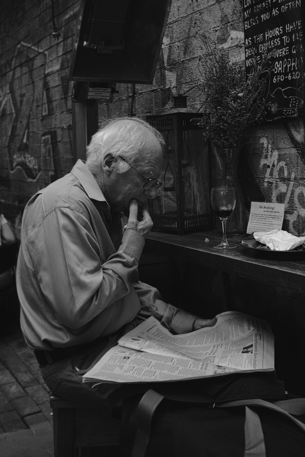 hombre en camisa de vestir leyendo el periódico