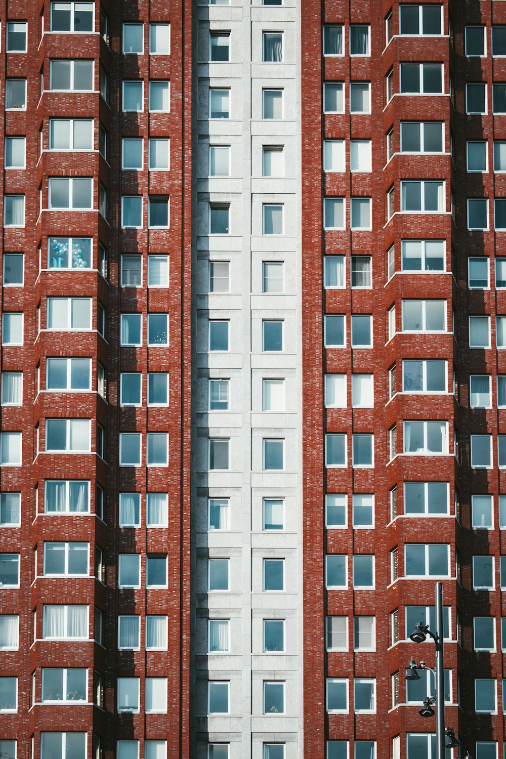 Edificio in cemento arancione e bianco