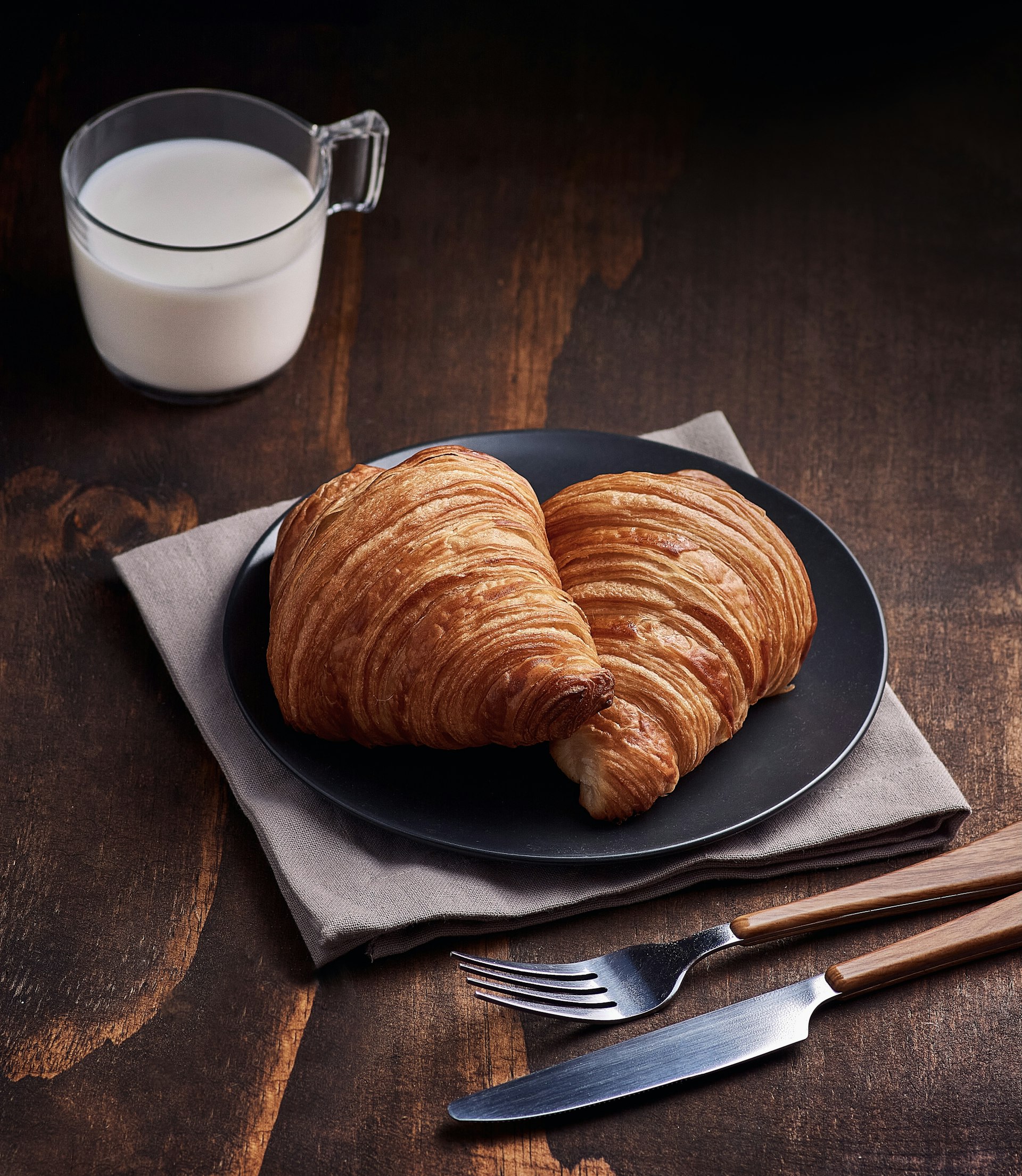 Compleet ontbijtpakket met croissants en koffie