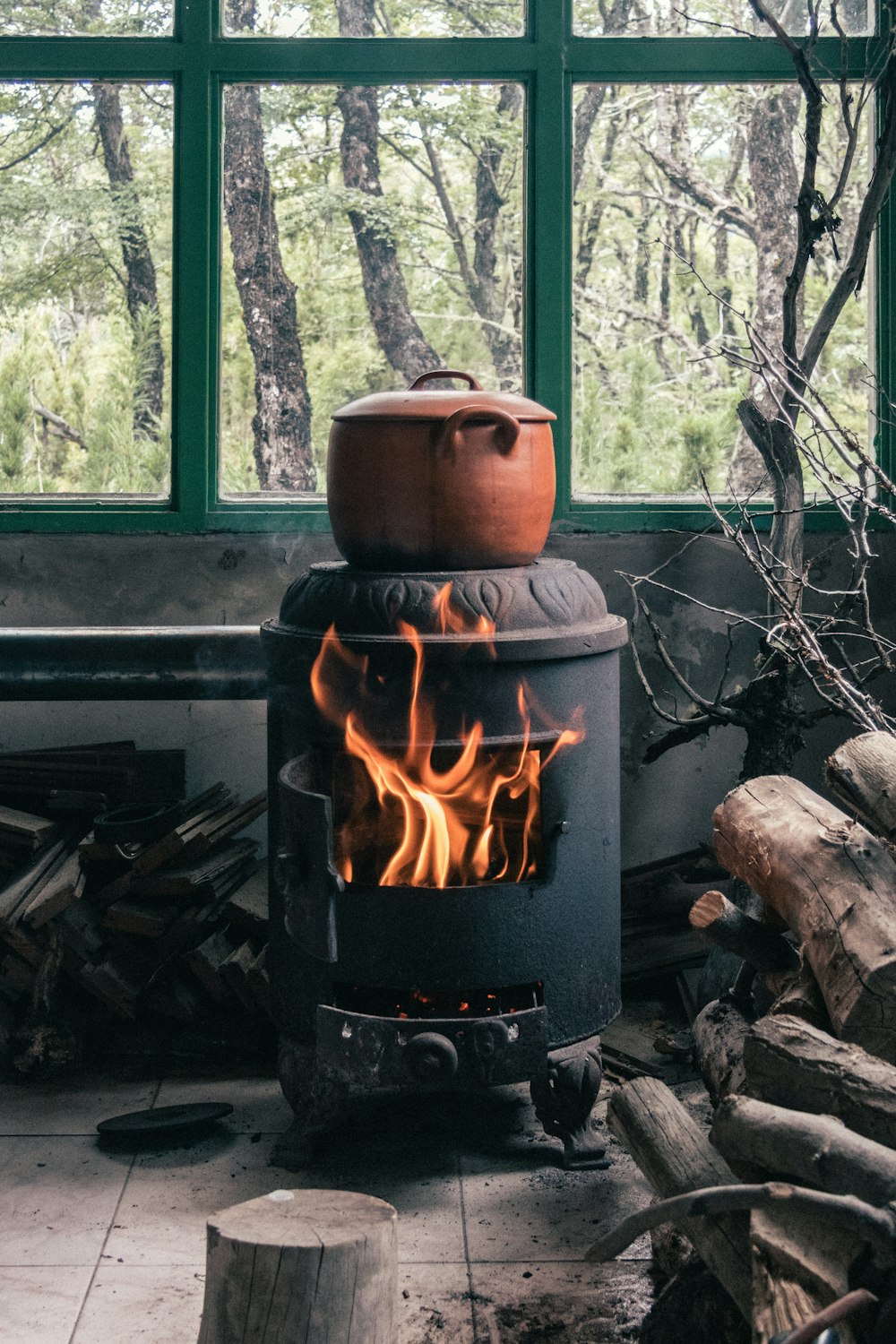 黒い薪ストーブに茶色の粘土鍋