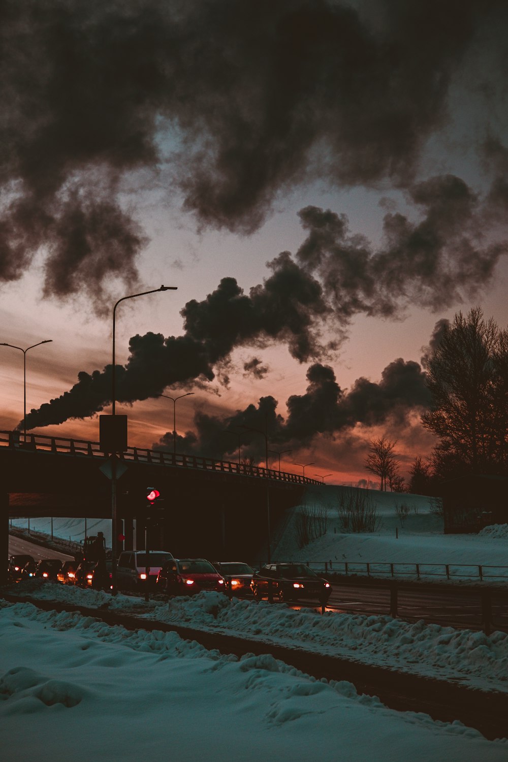 Voitures sur la route sous un ciel nuageux pendant la nuit