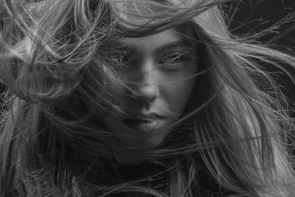 uma mulher com cabelos longos soprando ao vento