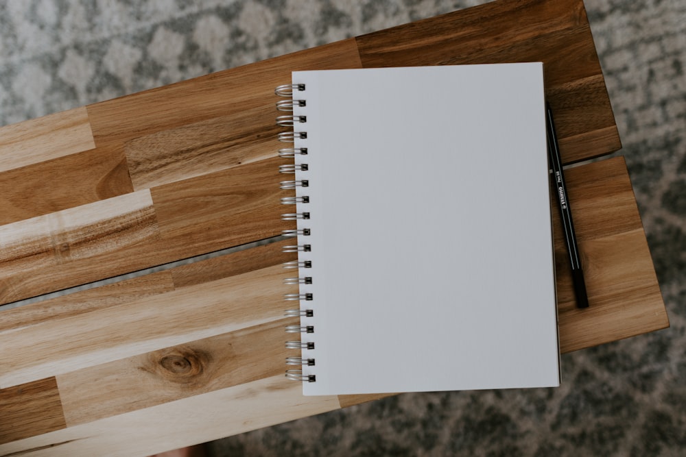 Quaderno a spirale bianco sul tavolo di legno marrone