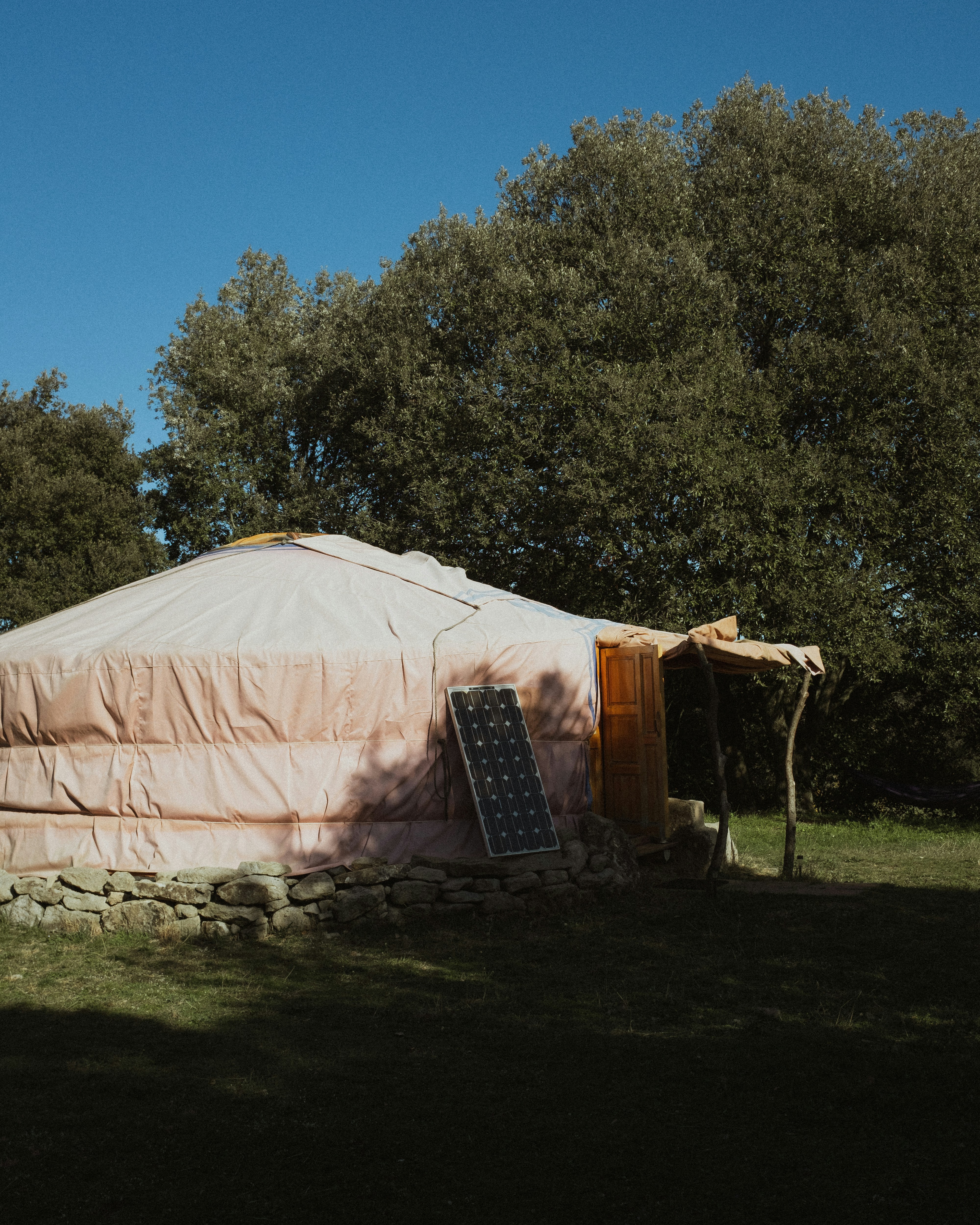 tenda bianca sul campo di erba verde durante il giorno