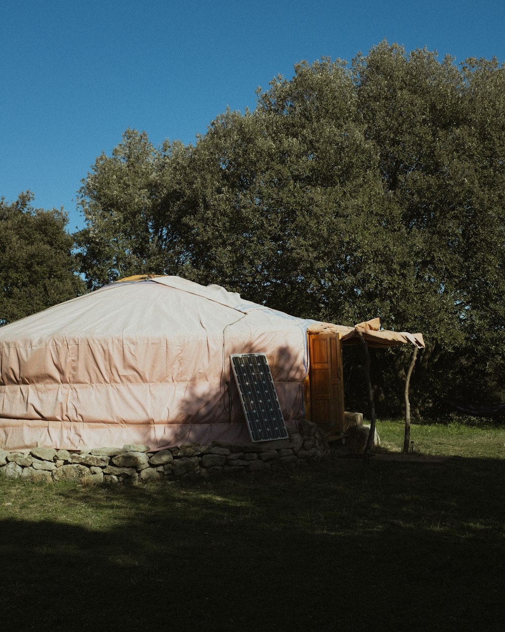 tenda branca no campo de grama verde durante o dia