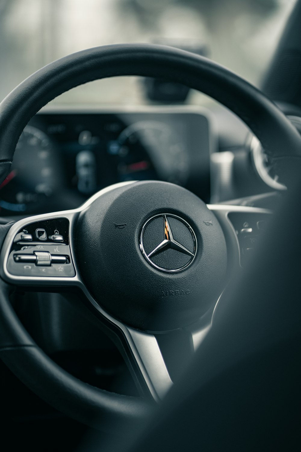 black mercedes benz steering wheel