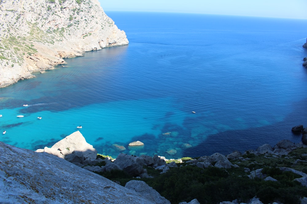 Formazione rocciosa bianca vicino al Mar Blu durante il giorno