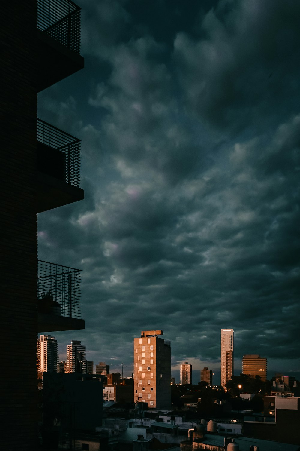 Horizonte de la ciudad bajo nubes oscuras
