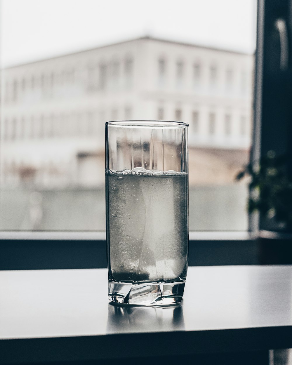 verre à boire clair avec de l’eau