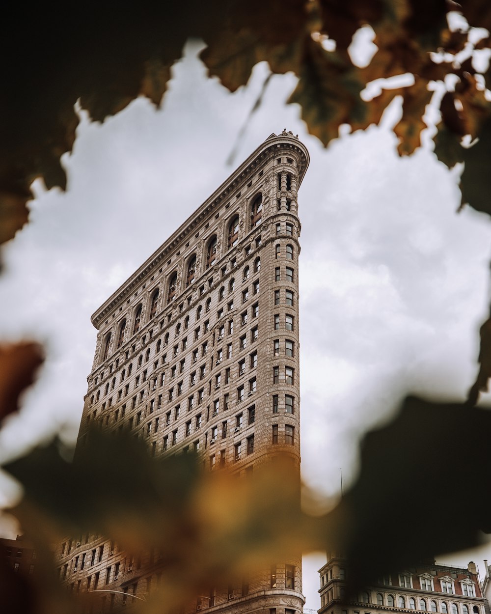 Edificio de hormigón blanco bajo el cielo nublado durante el día