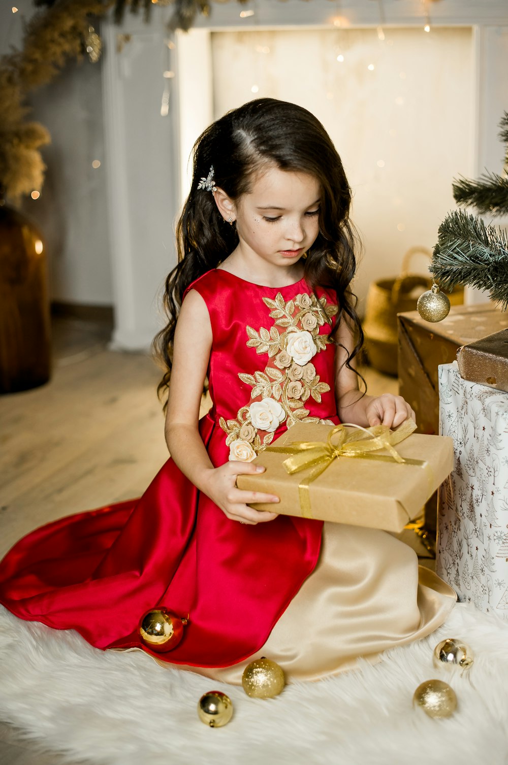 Femme en robe rouge sans manches assise sur une chaise blanche