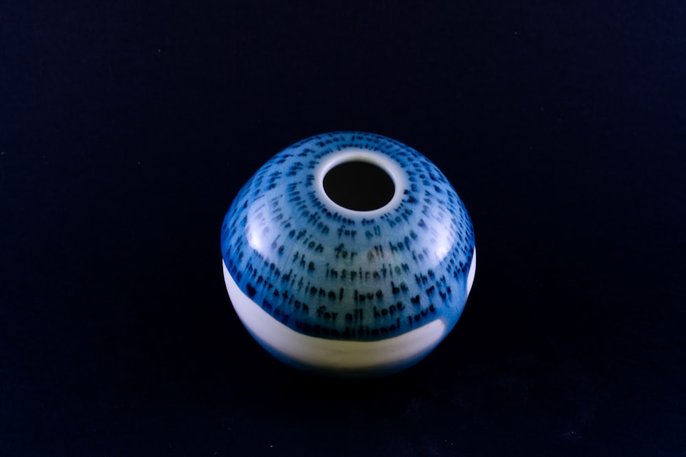 blau-weißes rundes Ornament
