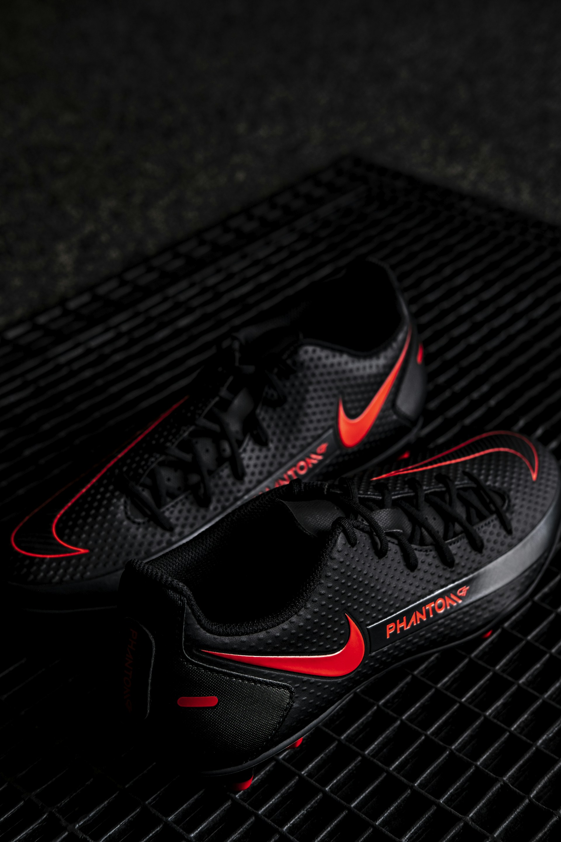 black and red nike athletic shoe
