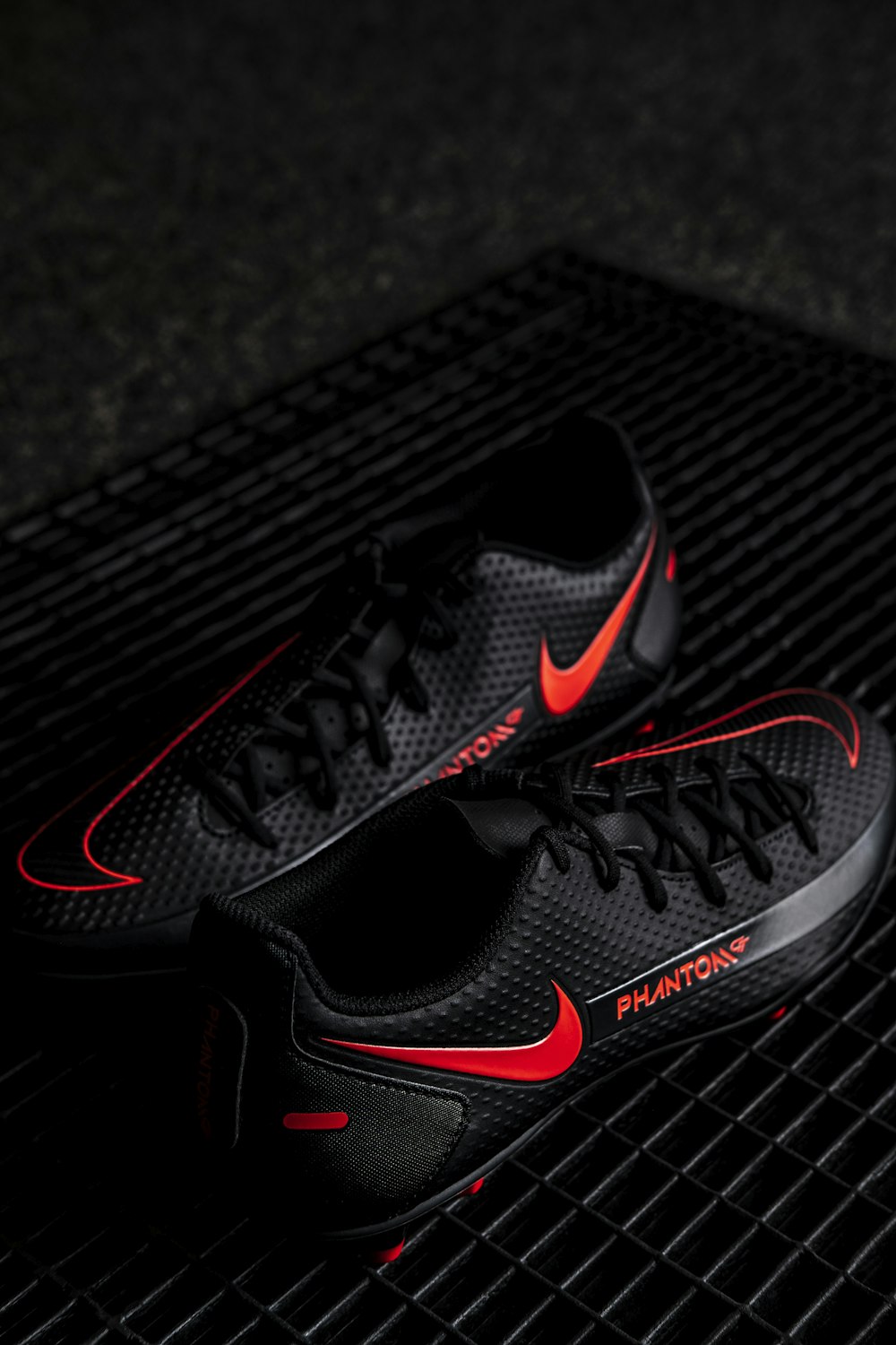 black and red nike athletic shoe