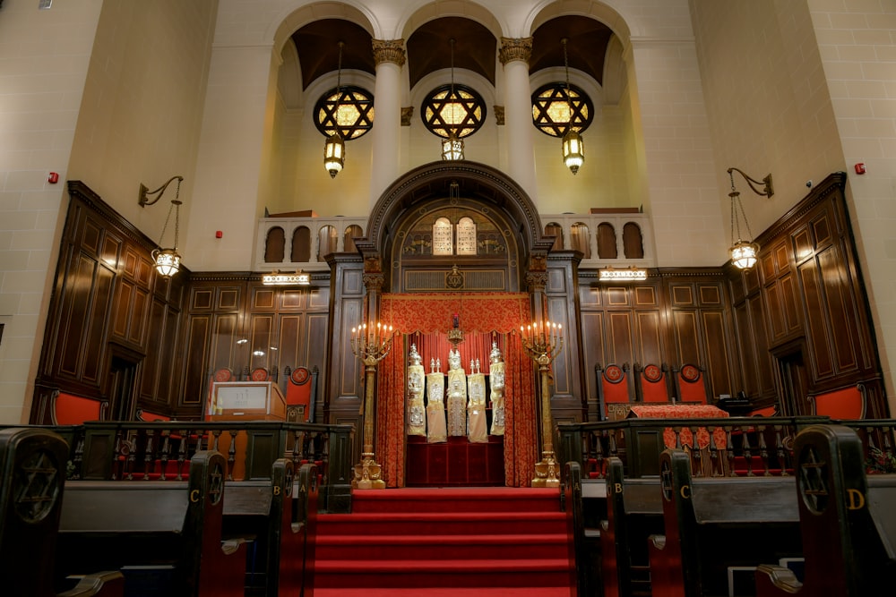 sedie di legno marrone all'interno della chiesa