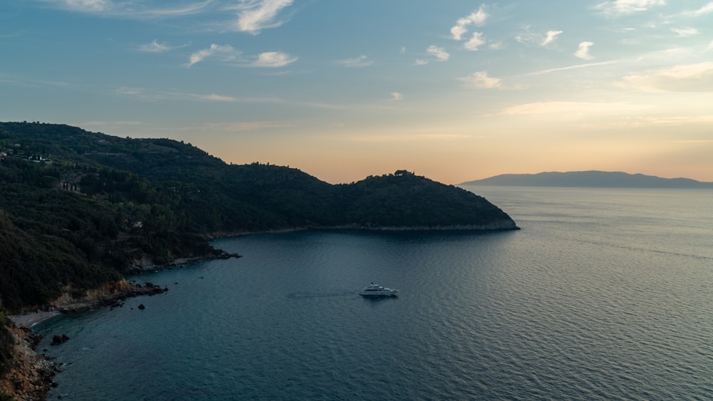 bateau blanc sur la mer pendant la journée