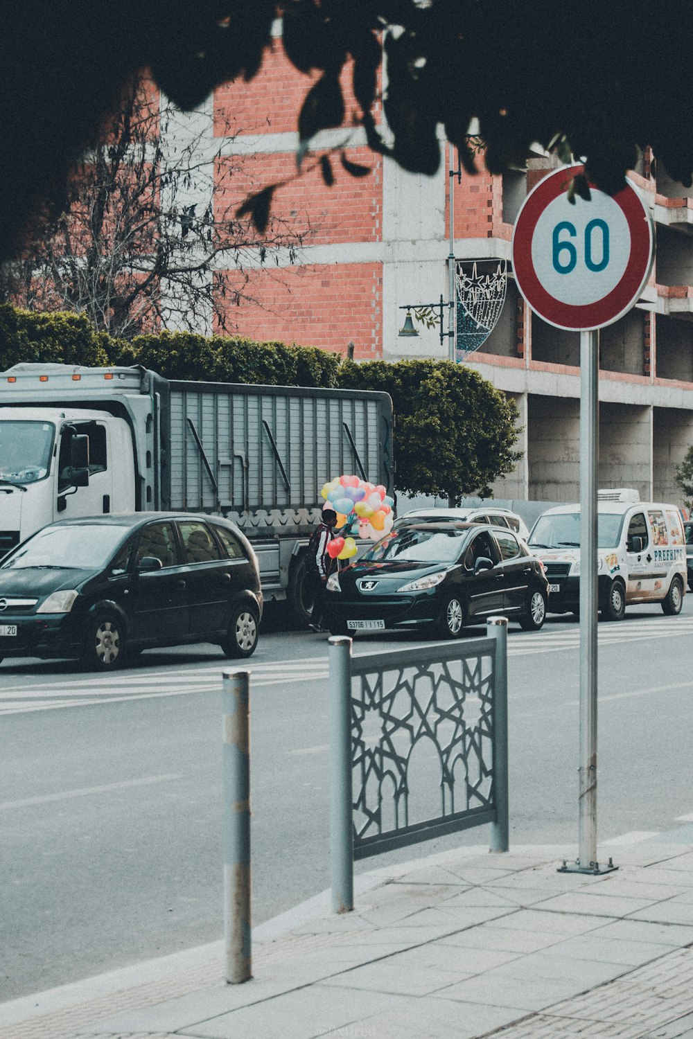 Coche negro y rojo en la carretera durante el día