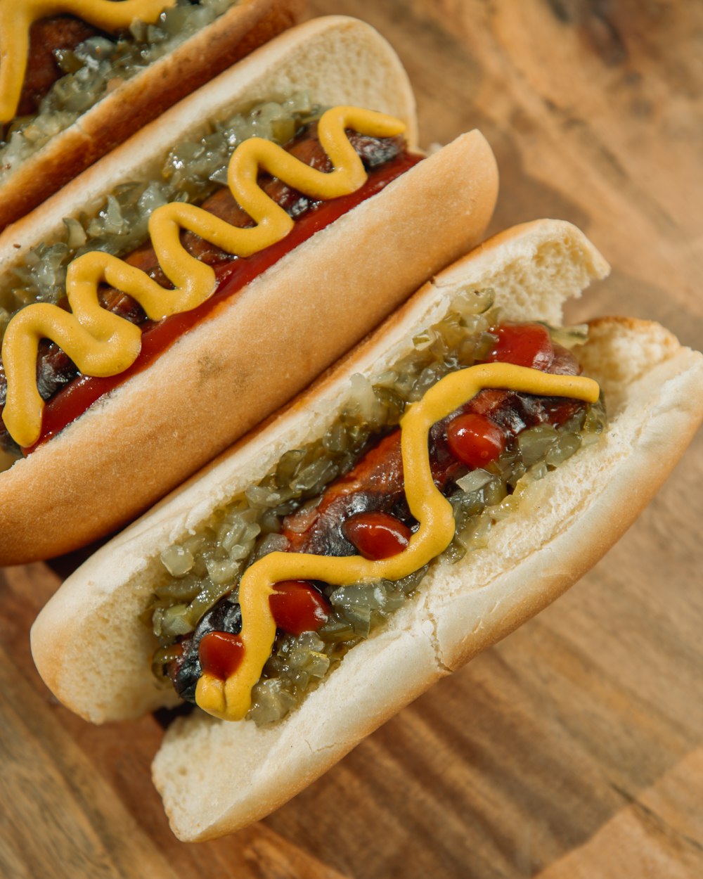 Hotdog Sandwich mit Senf und Ketchup