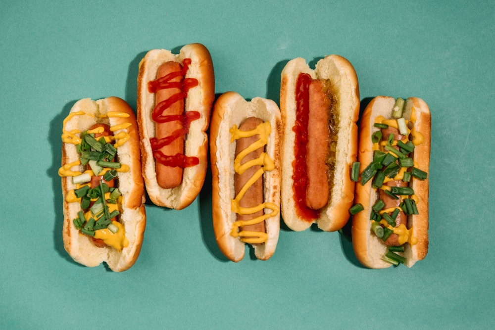 Hotdog Sandwich mit Tomaten und Käse