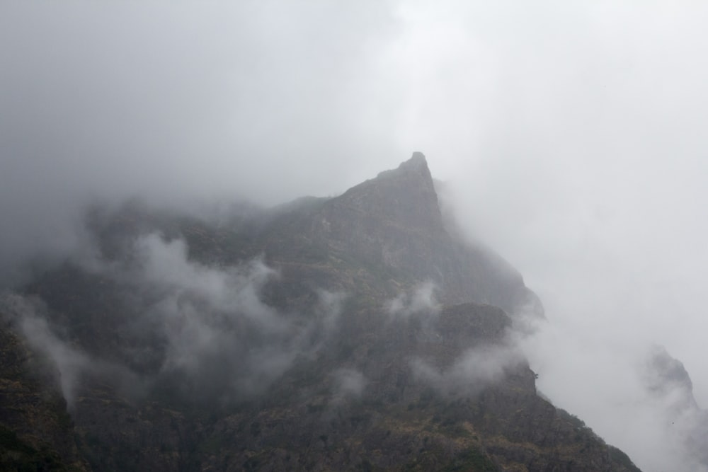 Schwarzer und grauer Berg unter weißen Wolken