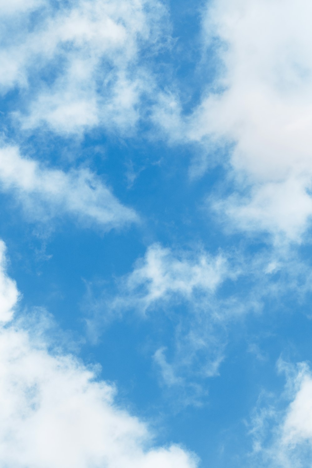 nubes blancas y cielo azul