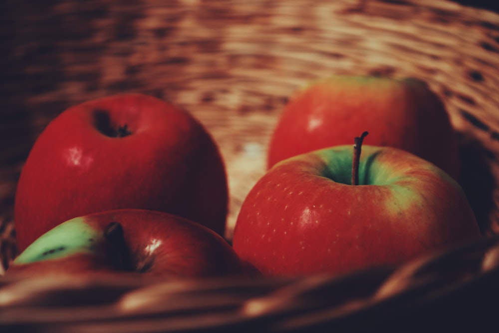 rote Äpfel auf braun geflochtenem Korb