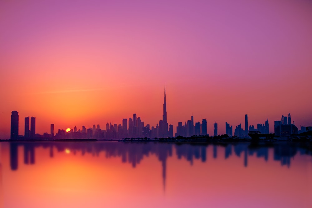 silhouette de bâtiments de la ville au coucher du soleil