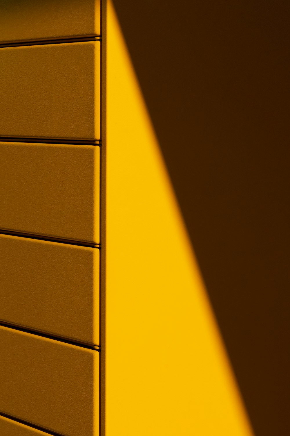 armário de madeira amarelo e preto