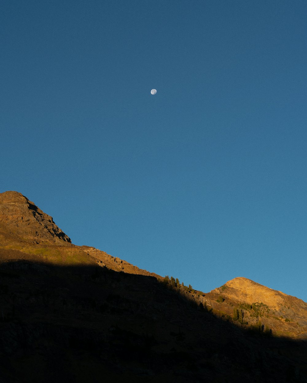 Luna llena sobre la montaña marrón