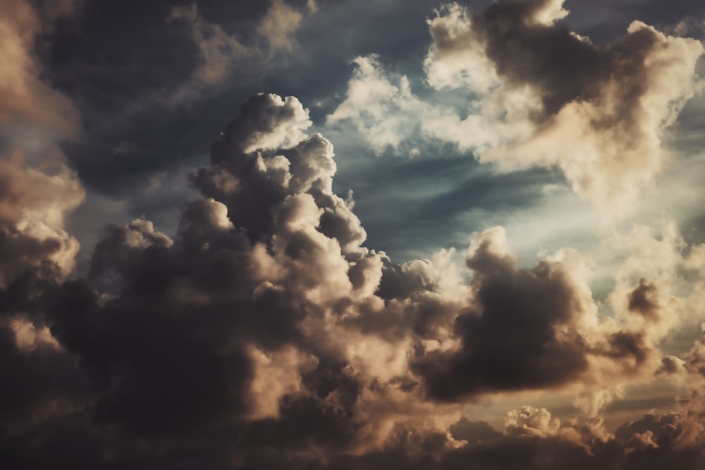 nuvole bianche e cielo blu durante il giorno