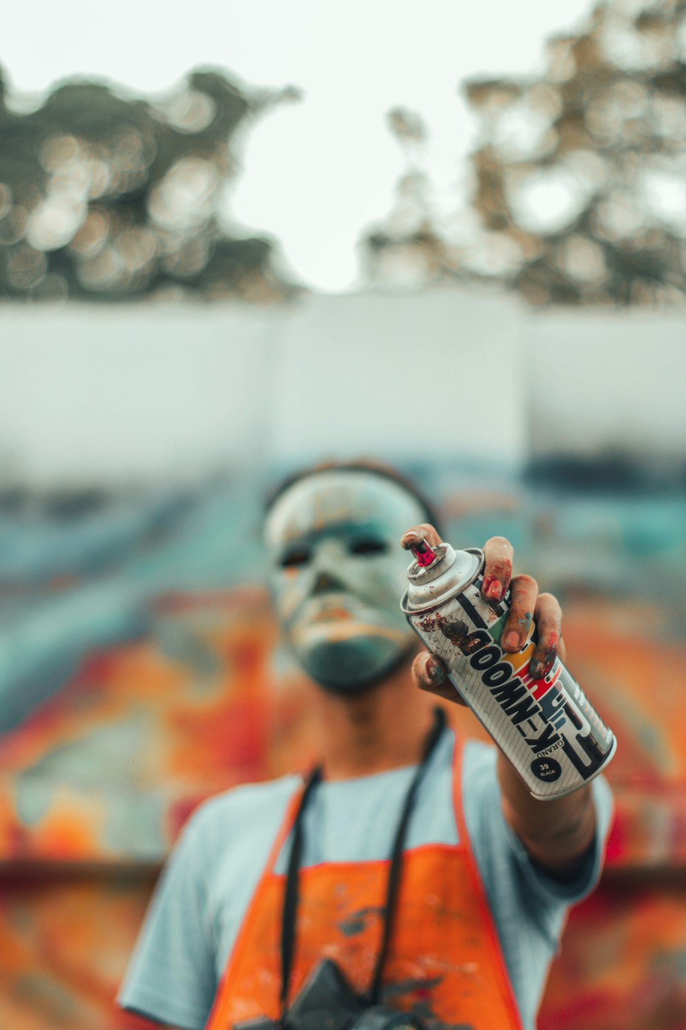 homem em branco e camisa laranja pescoço da tripulação bebendo coca-cola