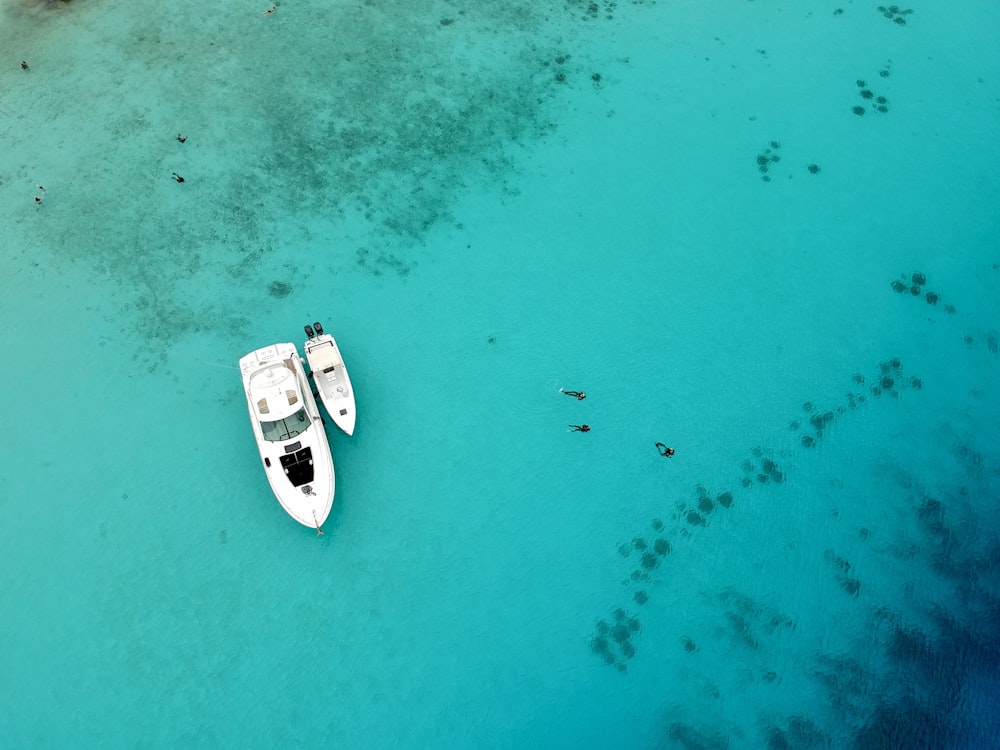 vista aérea do barco branco e preto no mar durante o dia