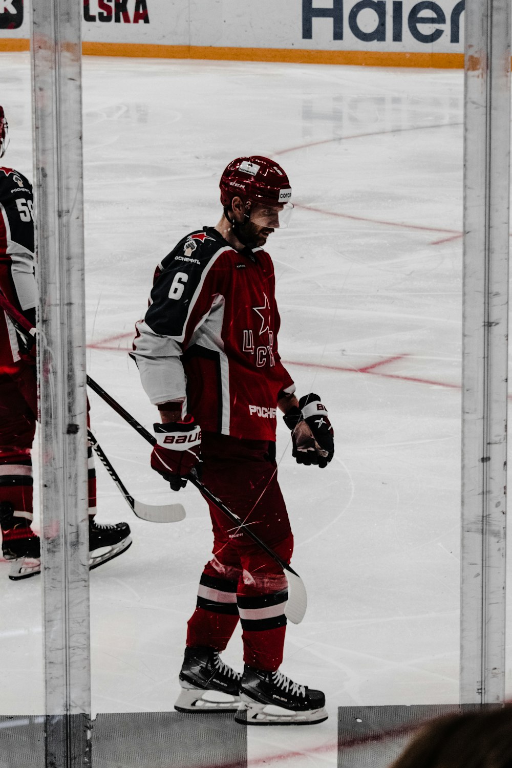 Hombre con camiseta roja y blanca de hockey sobre hielo