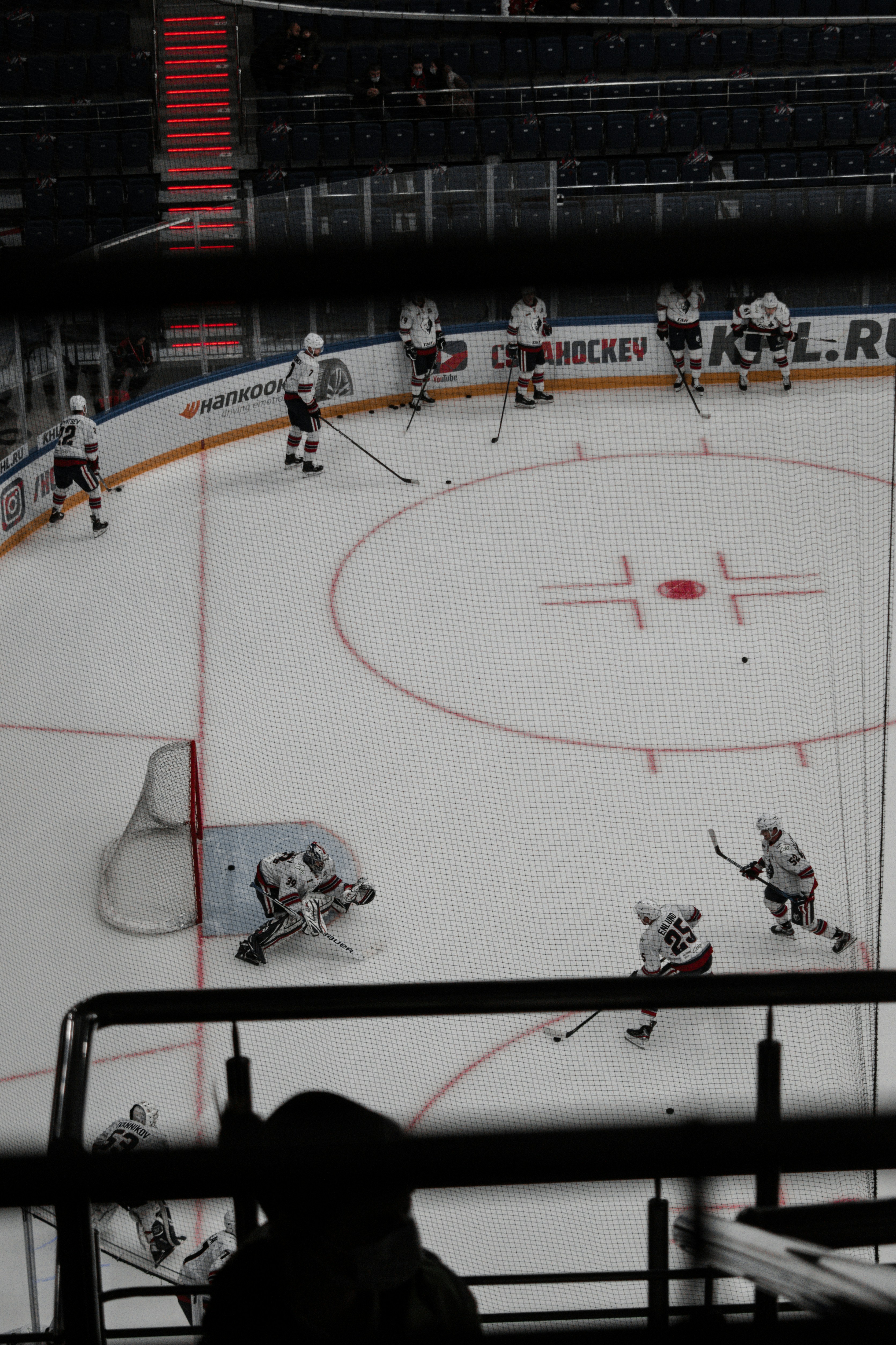 Persone che giocano a hockey su ghiaccio allo stadio