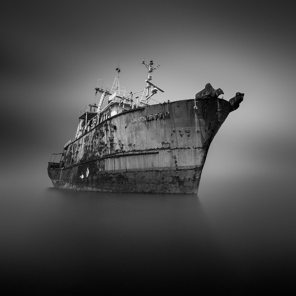 foto em escala de cinza do navio no mar