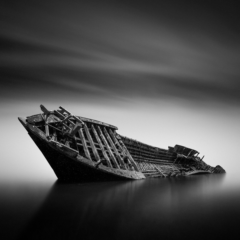 foto in scala di grigi di una nave