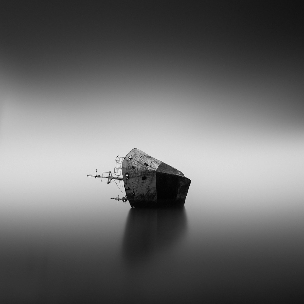 Foto in scala di grigi della casa sull'acqua