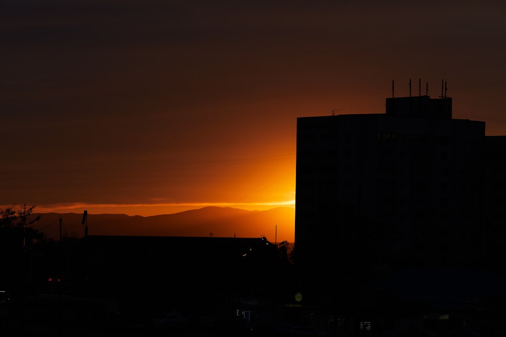 夕暮れ時の建物のシルエット