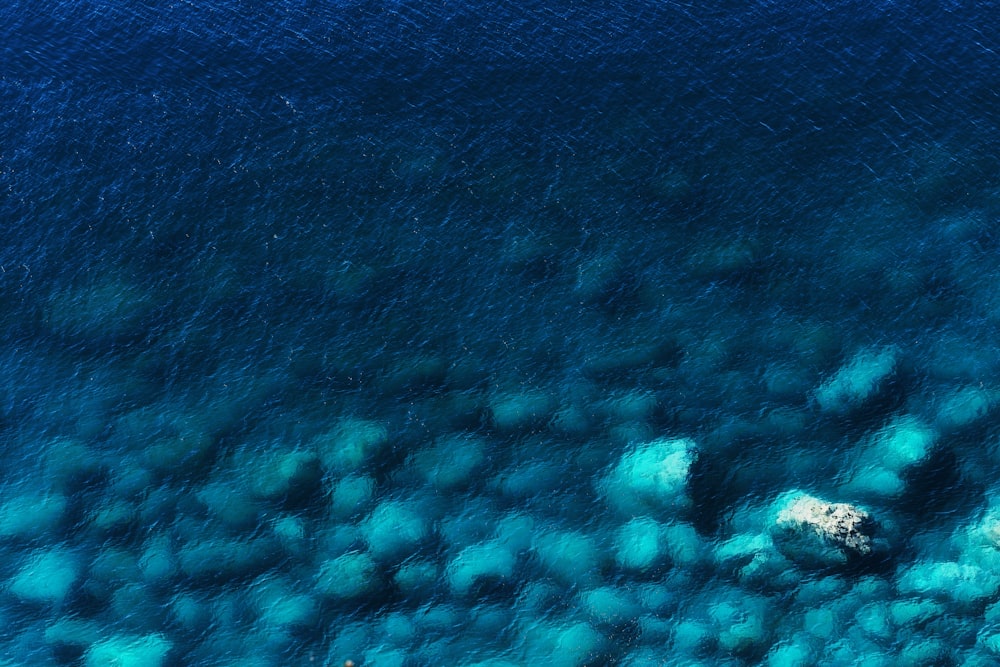 Luftaufnahme des blauen Ozeanwassers während des Tages