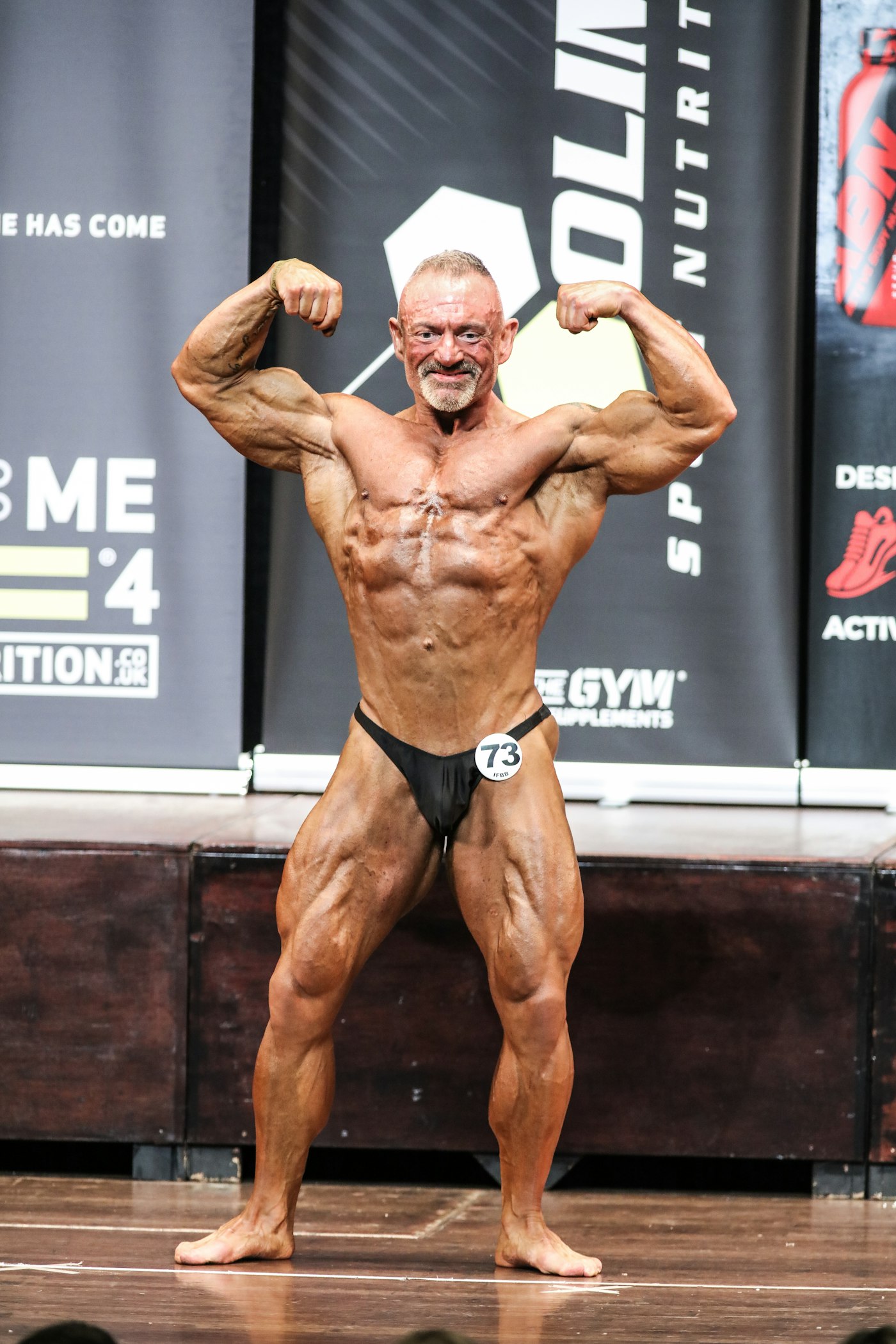 ステージ上でポーズをとる男性
