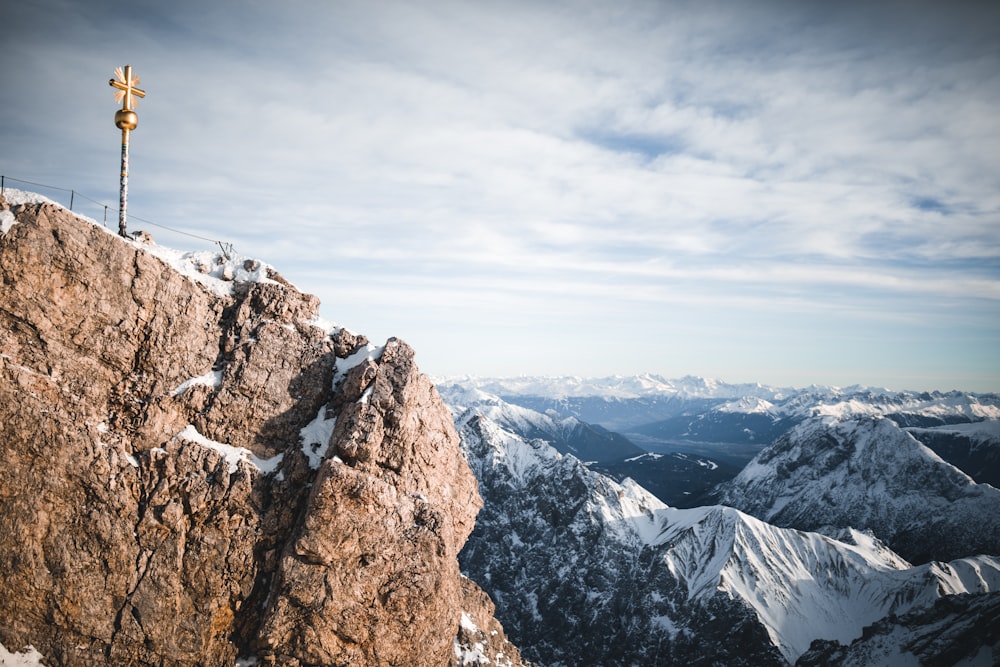 Brauner Rocky Mountain tagsüber unter weißem, bewölktem Himmel