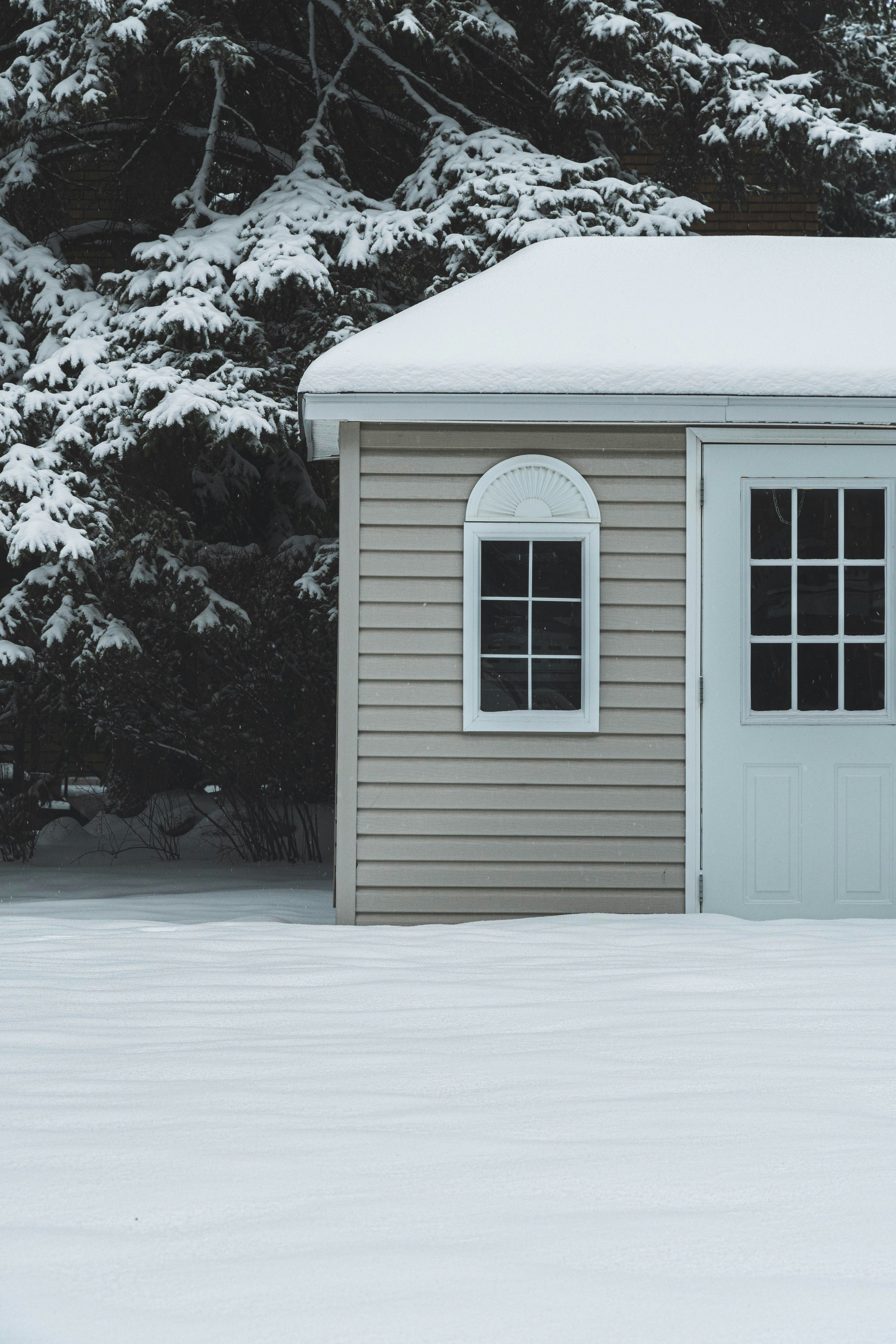 weißes Holzhaus mit Schnee bedeckt