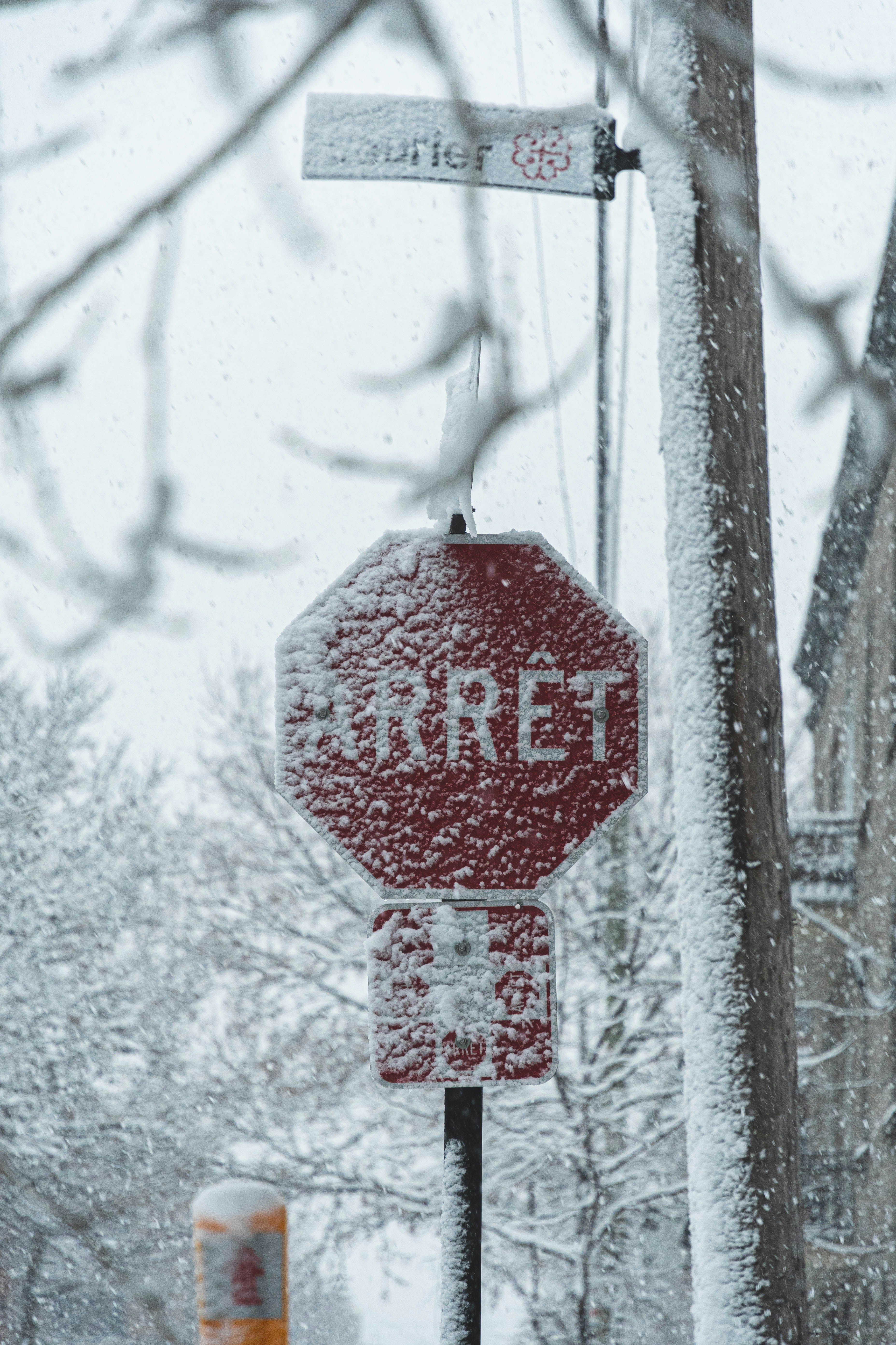 rotes Stoppschild auf schneebedecktem Untergrund