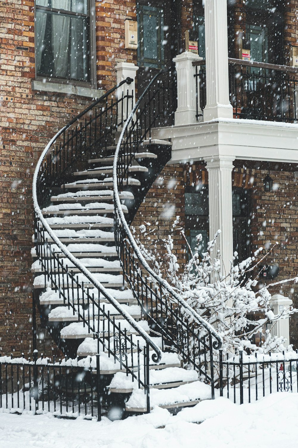 Escalera de hormigón marrón y blanco