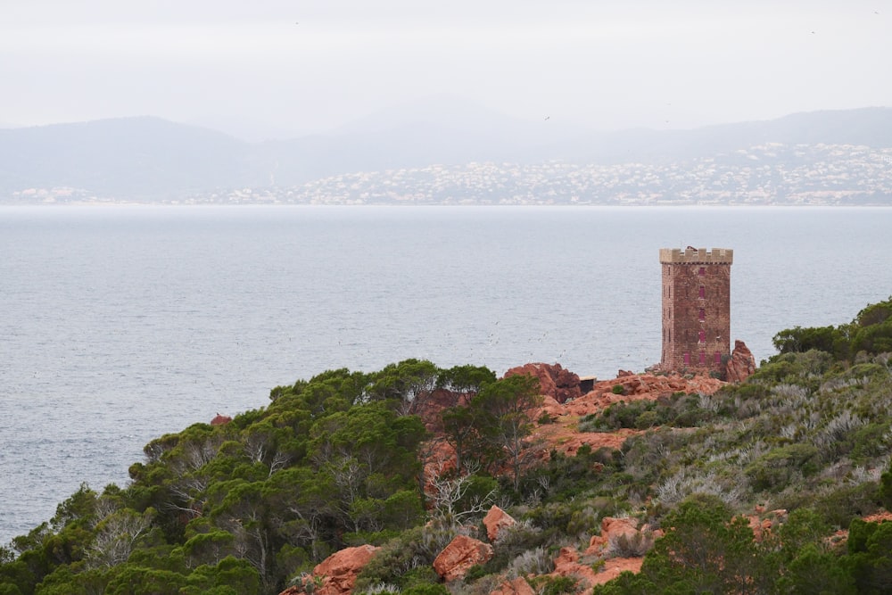 uma torre no topo de uma colina perto do oceano