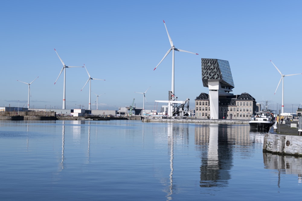 Windmühle in der Nähe von Gewässern tagsüber