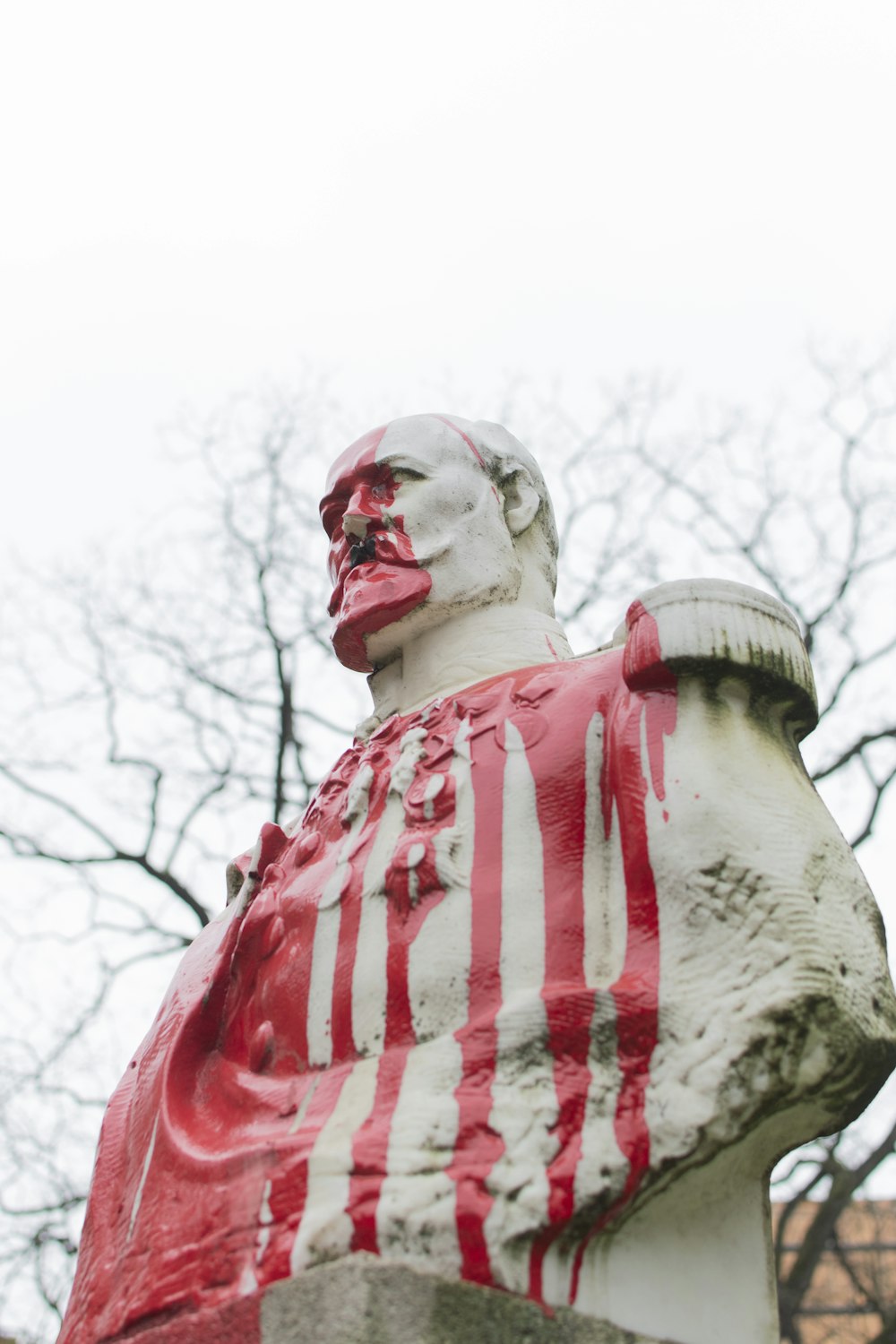 homem na estátua da camisa da listra vermelha e branca