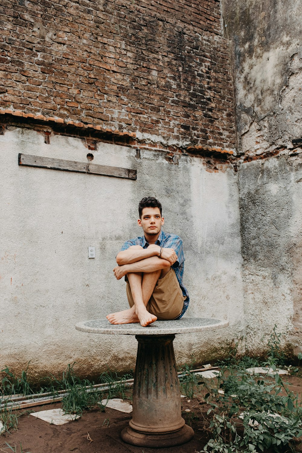 Femme en veste en jean bleue assise sur un siège en bois marron