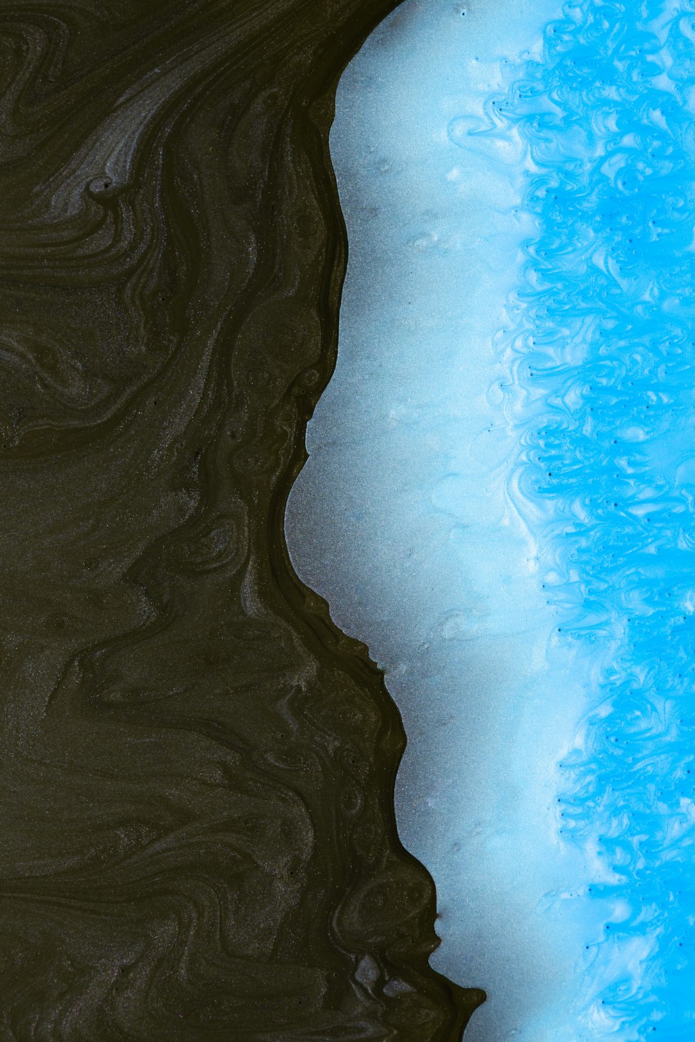 青い水と茶色の砂浜